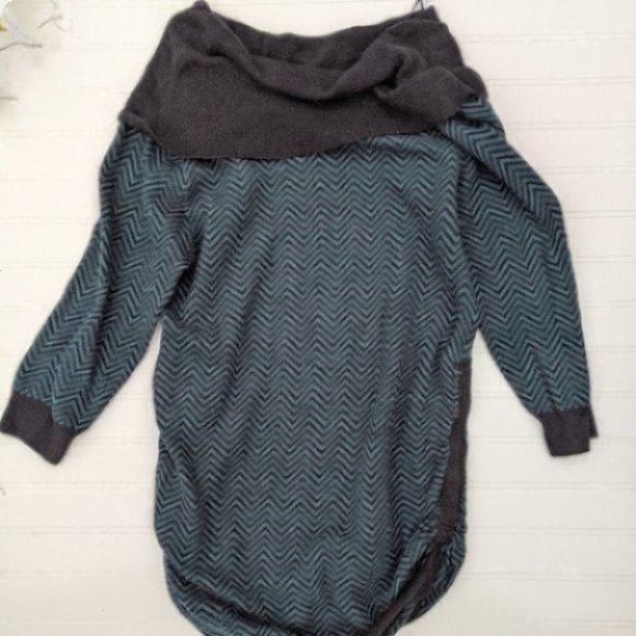 A Pea in the Pod Black/Green Off-Shoulder Sweater - Picture 4 of 5